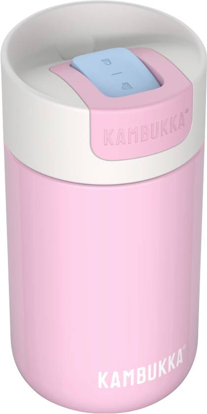 Un mug de voyage isolant Kambukka rose avec un loquet bleu sur le couvercle et un accent blanc près du haut. Convient pour les boissons chaudes ou froides.
