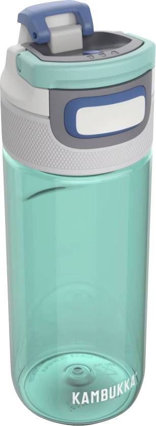 Une bouteille d'eau réutilisable couleur bleu-vert avec un couvercle à rabat bleu et gris, portant l'étiquette « Kambukka ».