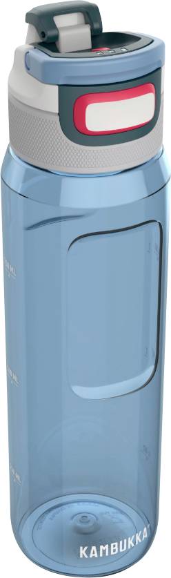 Une bouteille d'eau Kambukka bleue avec un couvercle à rabat gris et bleu-vert et un bouton rouge rectangulaire.