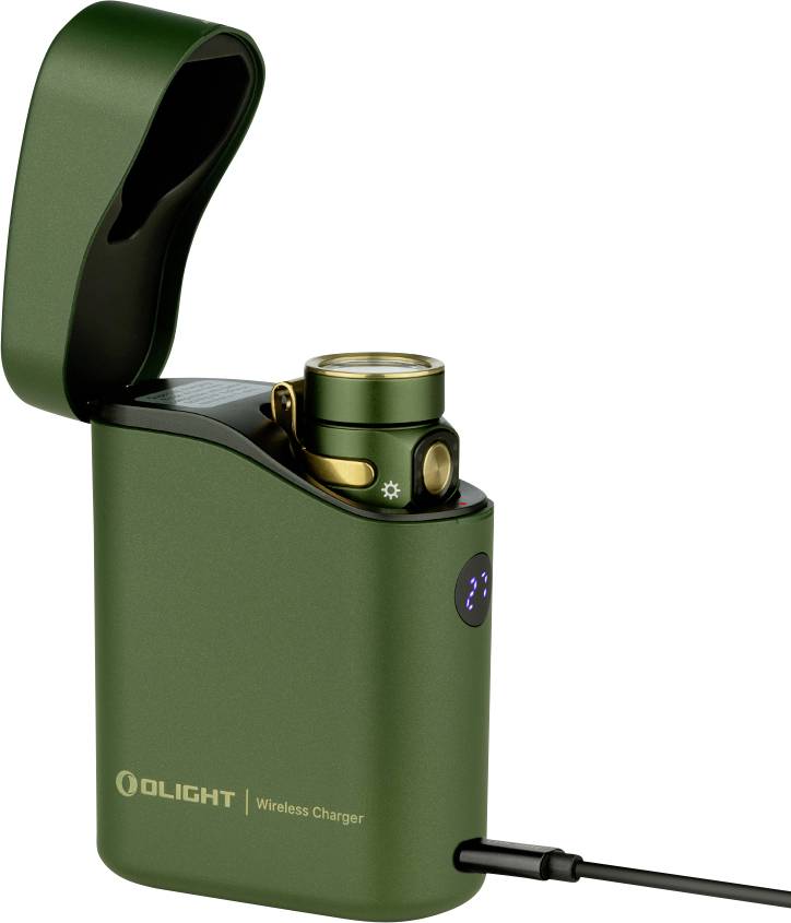 Un lampadaire Olight vert est verticalement encastré dans son étui de recharge sans fil, qui est branché, avec le couvercle de l'étui ouvert.