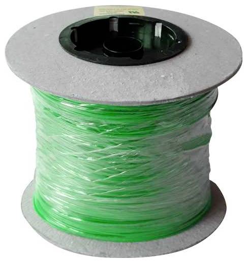 Une bobine de filament translucide vert, enroulée serrée, utilisée pour l'impression 3D ou les applications de câblage.