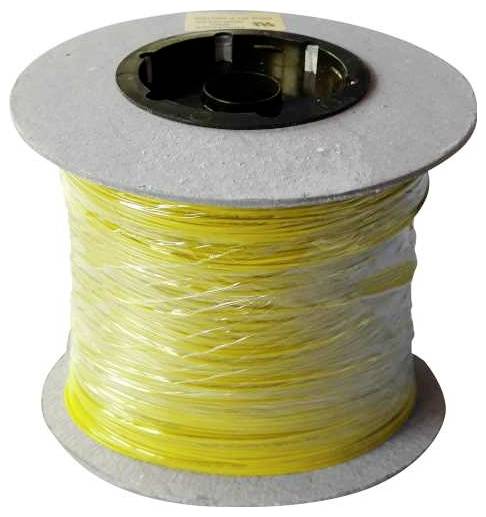 Une bobine de fil électrique jaune enrobée de plastique transparent, enroulée autour d'une bobine grise avec un moyeu central noir.