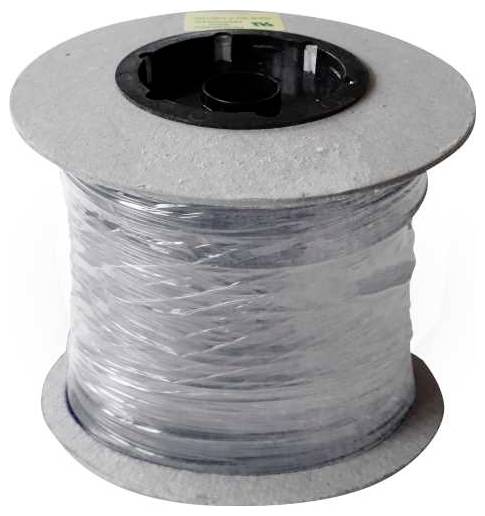 Une grande bobine de fil transparent est enroulée autour d'une bobine en plastique gris, utilisée à des fins industrielles ou électriques.