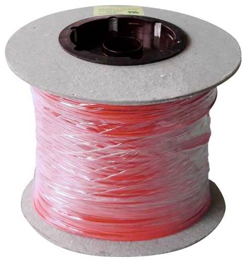 Eine Spule aus rosa und weißer Schnur, die um eine Pappe-Spule gewickelt ist.