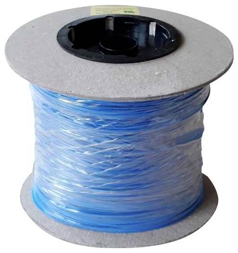Une bobine de filament plastique bleu enroulé autour d'une bobine noire, couramment utilisée pour l'impression 3D.