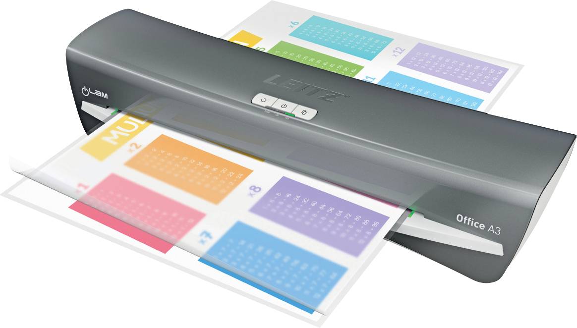 Une laminatrice de bureau grise en utilisation, laminant des feuilles imprimées colorées avec des motifs de calendrier, mettant en valeur une sortie vibrante.