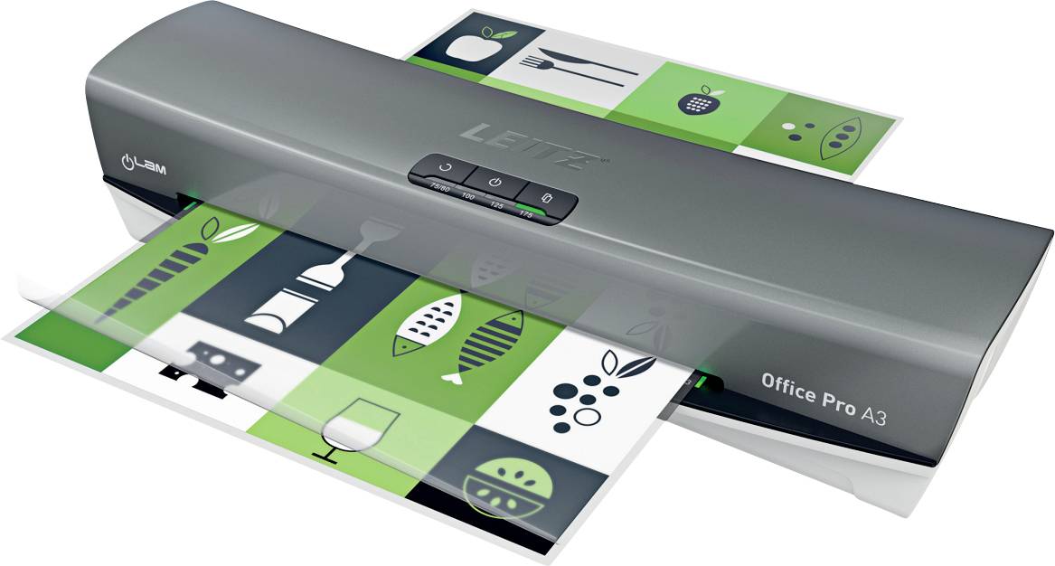 Une machine à plastifier portant une marque partiellement visible traite une feuille colorée présentant des motifs verts et noirs de divers ustensiles de cuisine.