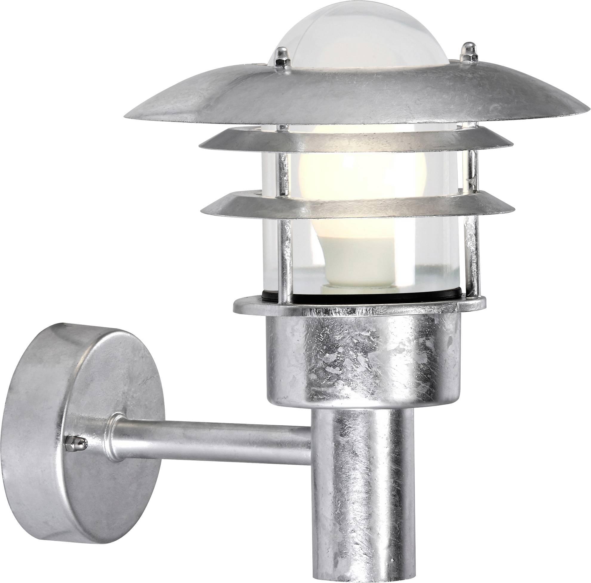Un luminaire d'extérieur moderne monté sur le mur avec une finition en métal argenté et un verre entourant l'ampoule, illuminant doucement.