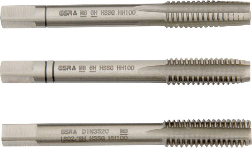 Trois tarauds métalliques de filetage avec marquages gravés « GSR M8 6H HSSG HH100 » et « DIN352C M8 ». Utilisés pour créer des filets dans les trous.
