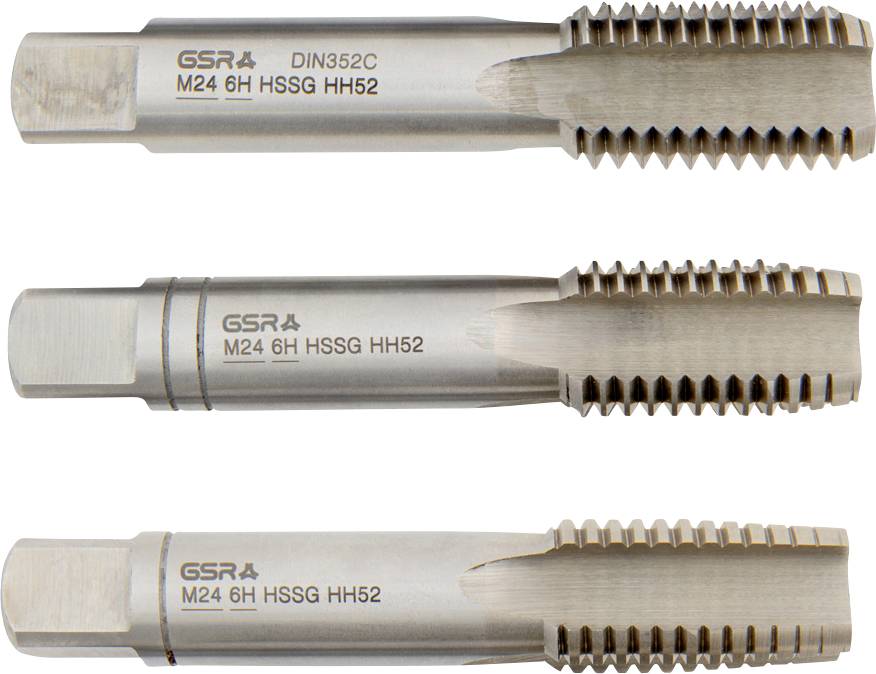 Trois tarauds de filetage en métal alignés; chaque taraud possède des filets de coupe et des spécifications gravées incluant « GSR » et « M24 6H HSSG HH52 ».