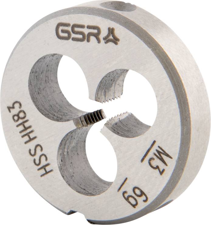 Un outil à fileter en métal étiqueté « GSR M3 HSS H8 3 » avec trois trous et des arêtes de coupe dentelées, utilisé pour former des filetages de vis.