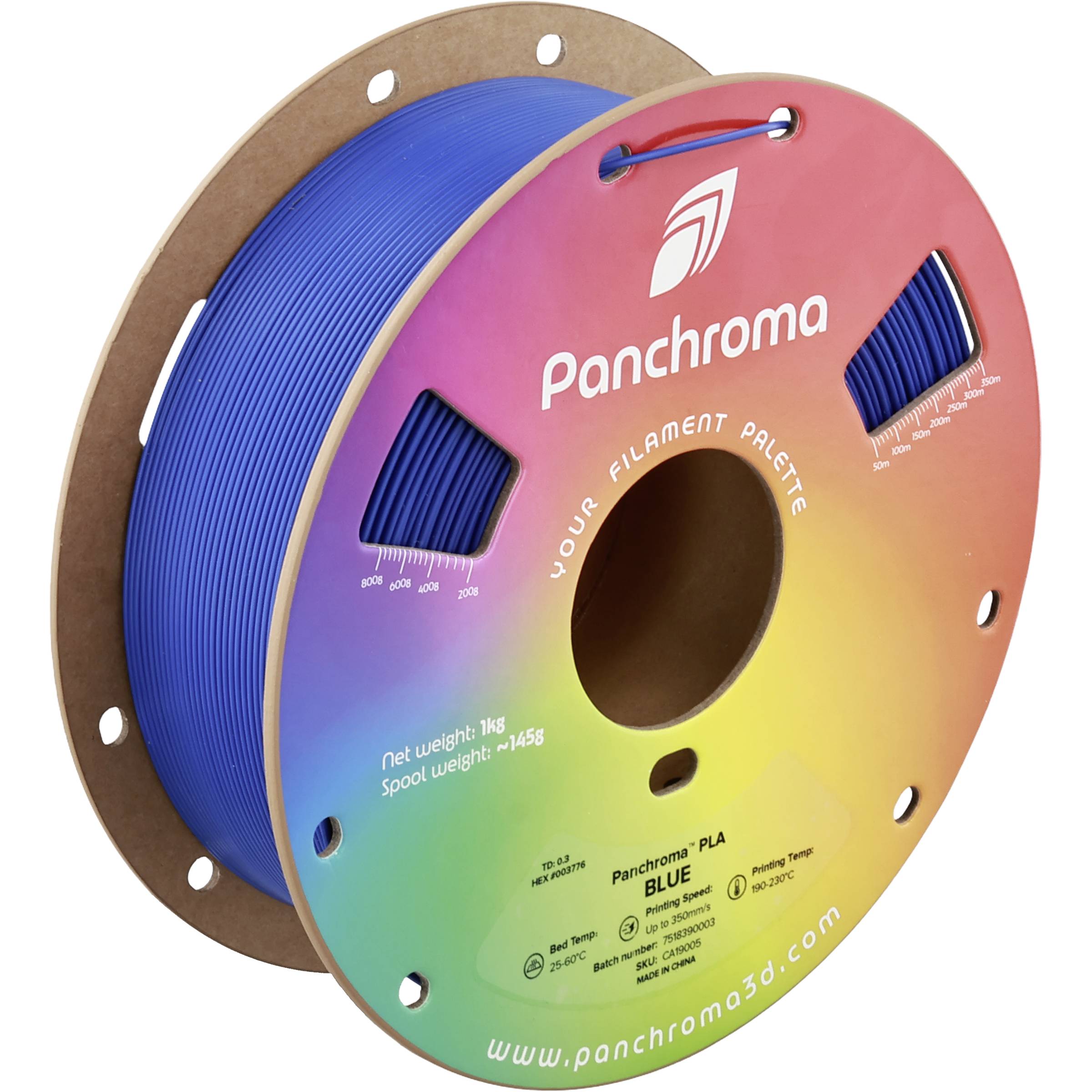 Bobine de filament d'impression 3D bleu étiqueté « Panchroma », présenté dans un emballage en carton multicolore avec trou central et fentes de préhension.