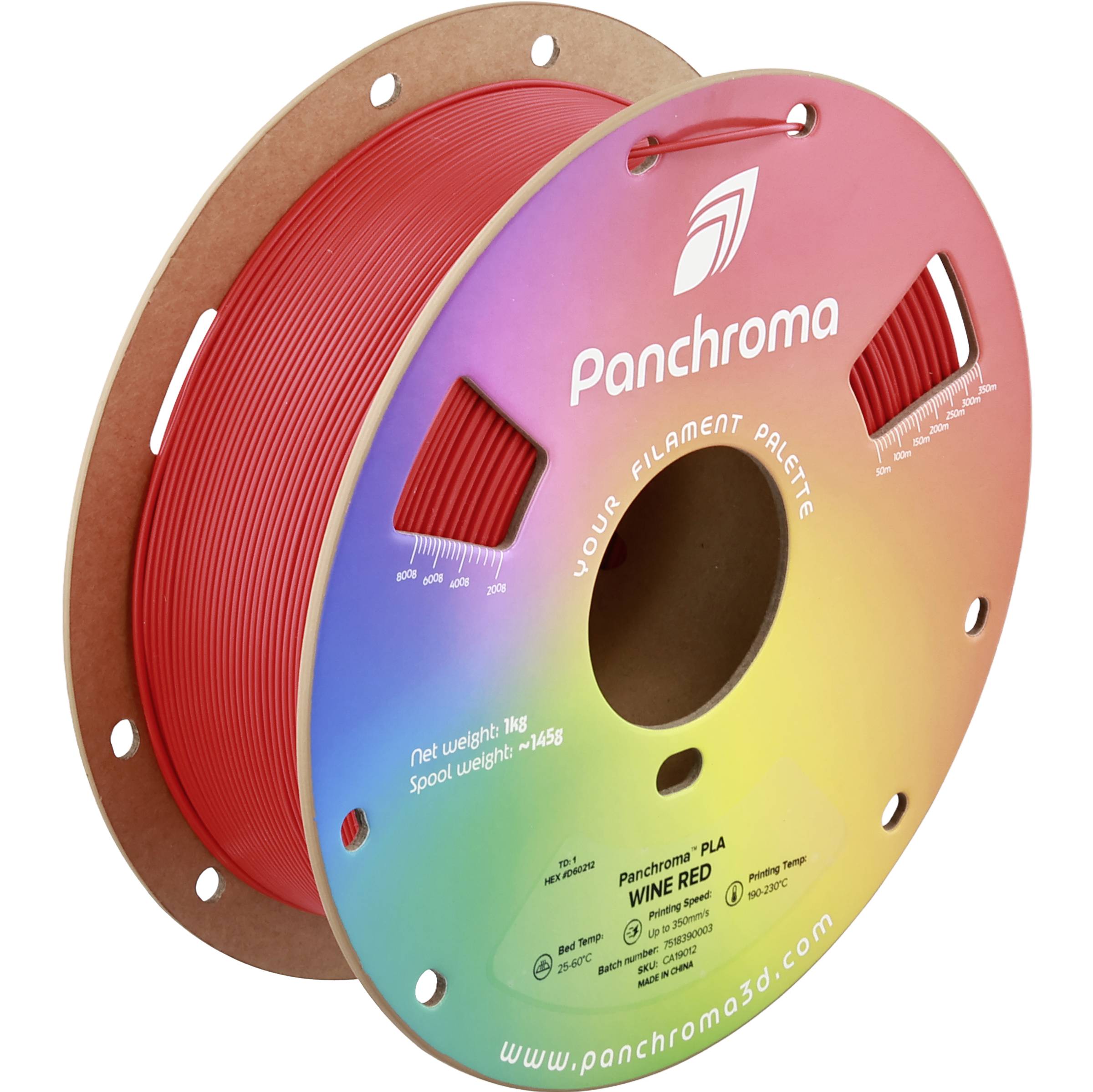 Une bobine de filament d'imprimante 3D rouge étiqueté « Panchroma » avec une étiquette avant aux couleurs arc-en-ciel, exposée sur une bobine en carton brun.