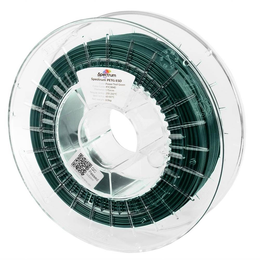 Bobine de filament vert pour imprimante 3D sur une bobine en plastique transparent étiquetée « Spectrum PETG » et « Power Tool Green ».