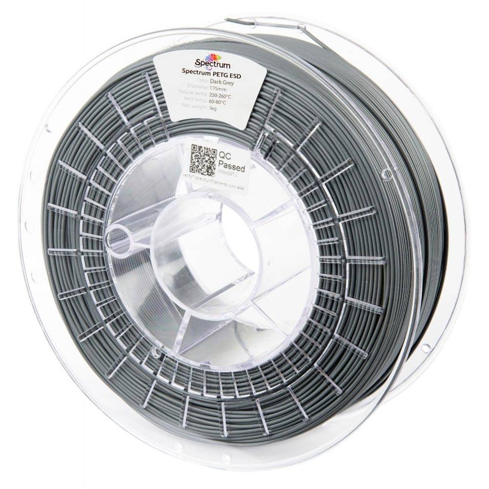 Bobine de filament PETG ESD gris foncé Spectrum avec étiquette « QC Passed » dans un emballage de bobine en plastique transparent.