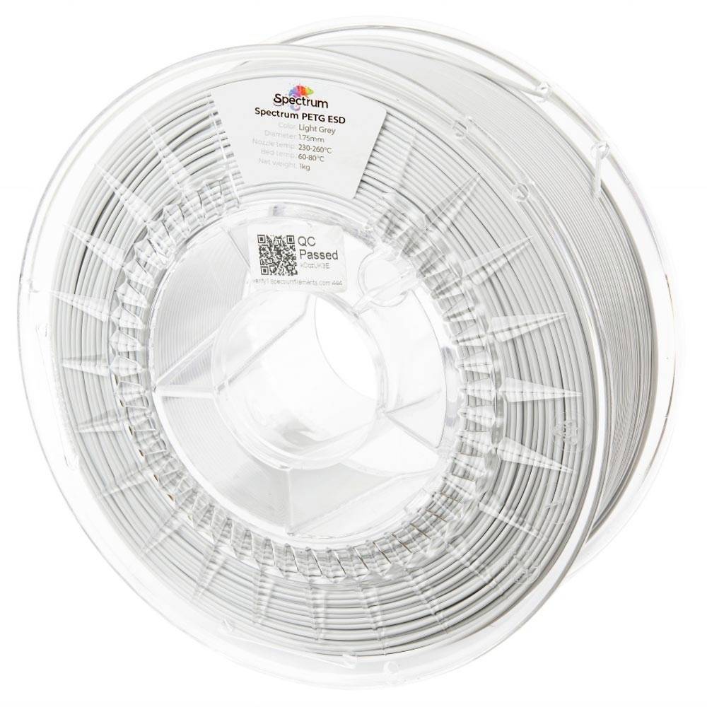 Bobine de filament PETG ESD translucide pour imprimante 3D de marque « Spectrum » étiqueté « QC Passed » sur une bobine transparente.
