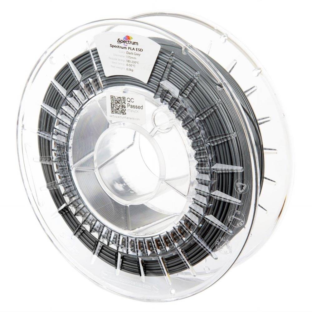 Bobine de filament d'imprimante 3D noire sur une bobine en plastique transparent, étiquetée Spectrum PLA 1,75 mm avec un autocollant QC Passed.