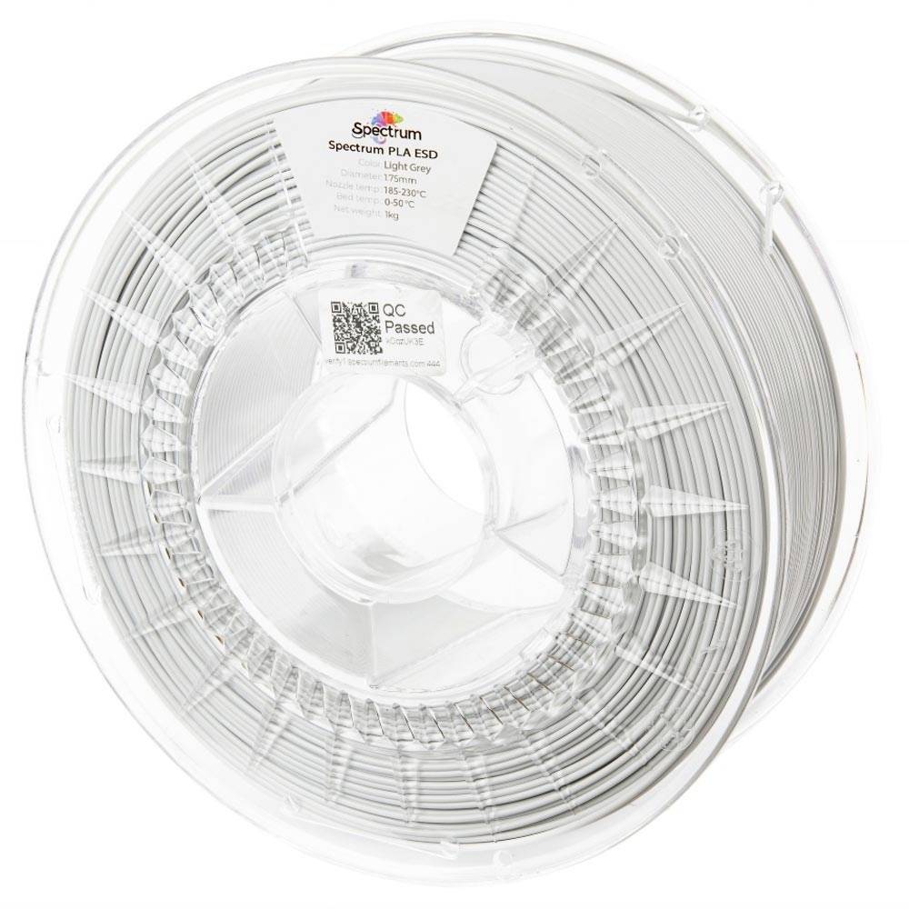 Bobine de filament transparent pour imprimante 3D portant l'étiquette « Spectrum PLA ESD », avec un autocollant « QC Passed ».