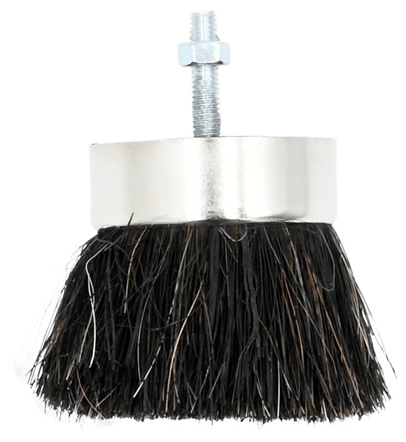 Une brosse métallique ronde avec des poils raides et un boulon fileté sur le dessus pour l'attachement, utilisée pour nettoyer ou polir les surfaces.