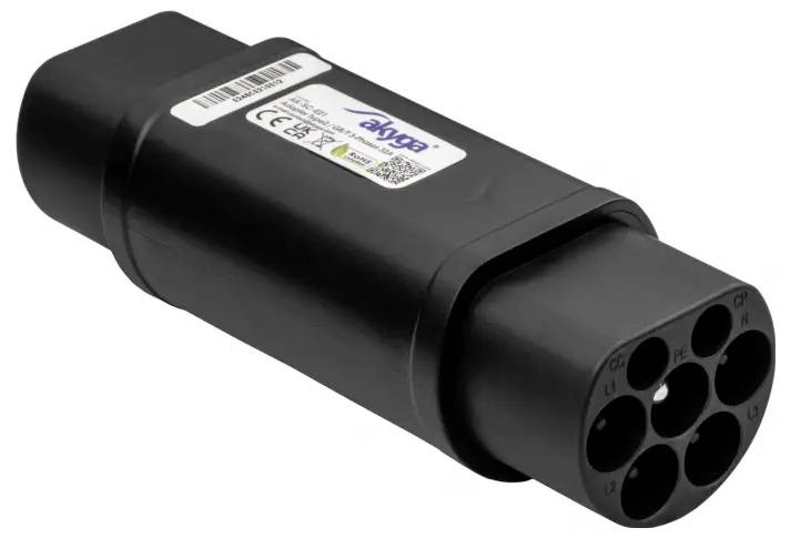 Adaptateur de recharge pour véhicule électrique avec plusieurs prises rondes, noir, portant l'étiquette « Akyga ». Conçu pour connecter les chargeurs de type 2 aux véhicules compatibles.