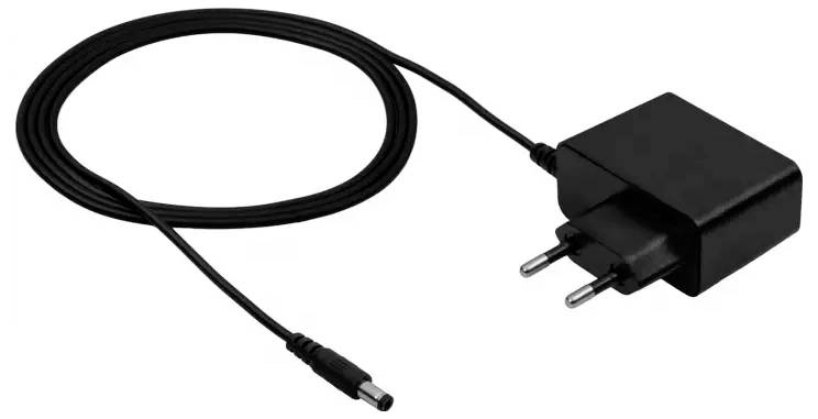 Adaptateur secteur noir avec un long câble fin et une prise deux broches, généralement utilisé pour charger des appareils électroniques.