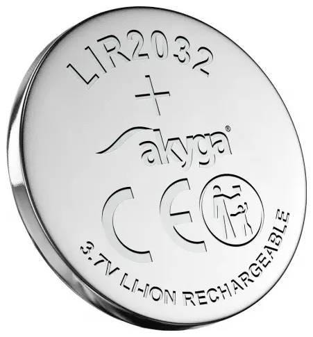 Une batterie en forme de pièce de monnaie argentée portant les étiquettes « LIR2032 », « akya », « CE » et « 3.7V Li-ion Rechargeable », présentant un symbole de poubelle sur roulettes barré.