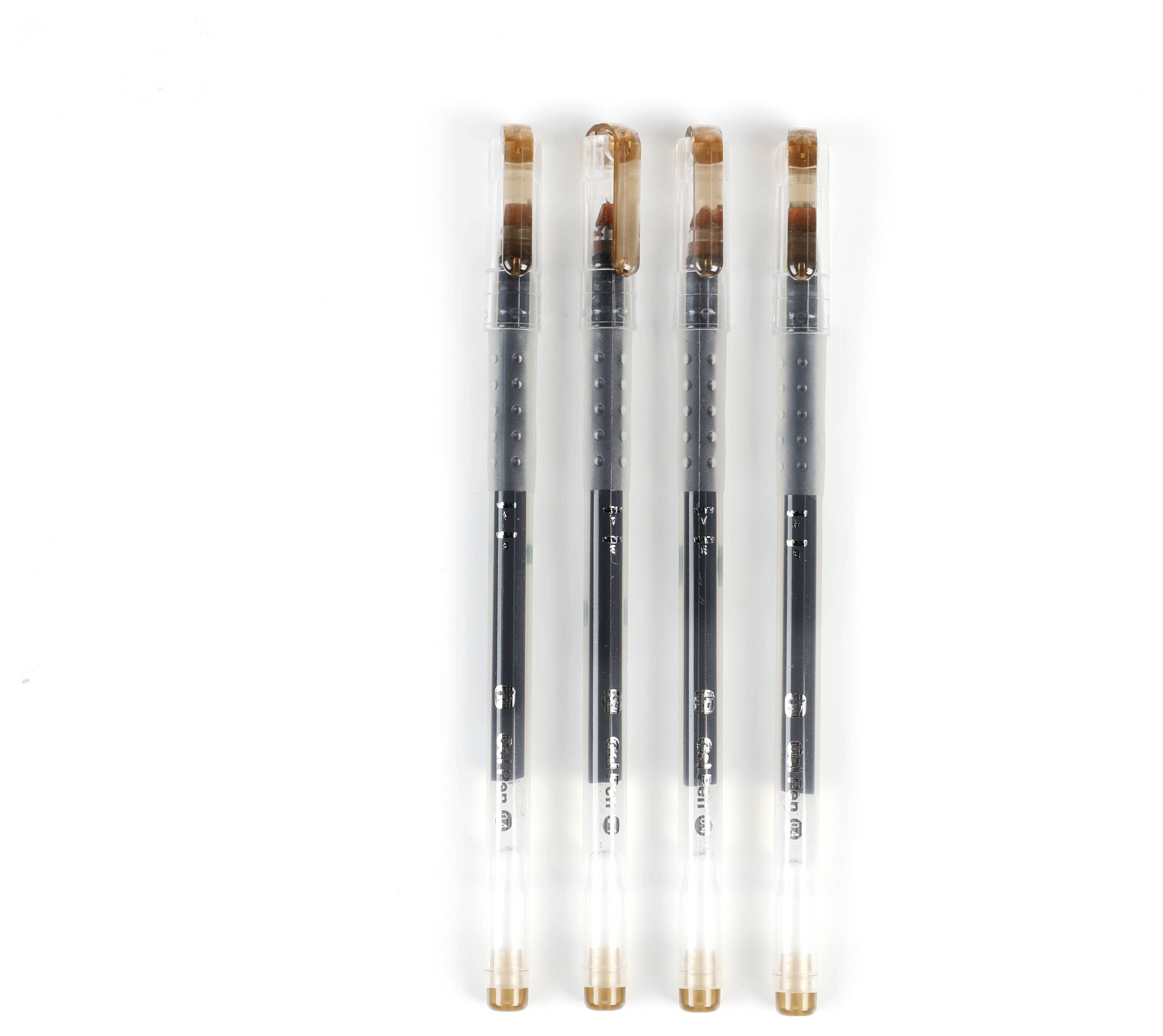 Quatre stylos-pinceaux aquarelle marron avec des capuchons transparents sont alignés verticalement sur un fond blanc.