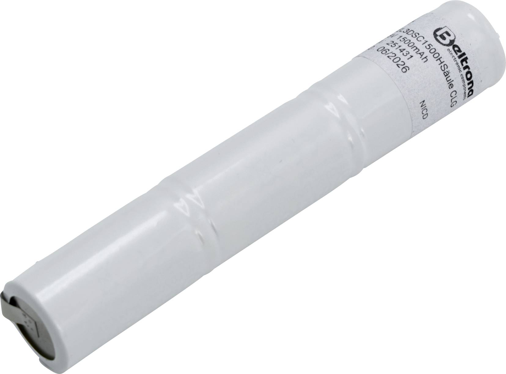 Une batterie cylindrique blanche portant l'étiquette « Batteries Plus Sanyo », présentant des spécifications et des numéros de série imprimés sur sa surface.