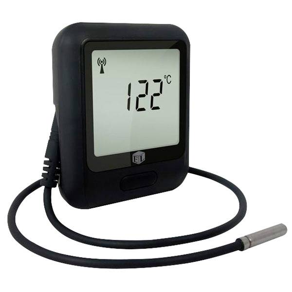 Un thermomètre numérique avec un écran affichant « 122°C ». Connecté par un câble à une sonde métallique.