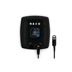 Un chargeur de véhicule électrique présentant une forme rectangulaire noire, des boutons de contrôle et un câble de recharge connecté avec une prise.