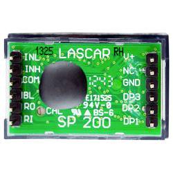 Une petite carte de circuit imprimé verte avec diverses broches étiquetées telles que « INL », « INH » et « COM ». La carte indique « LASCR SP 200 ».
