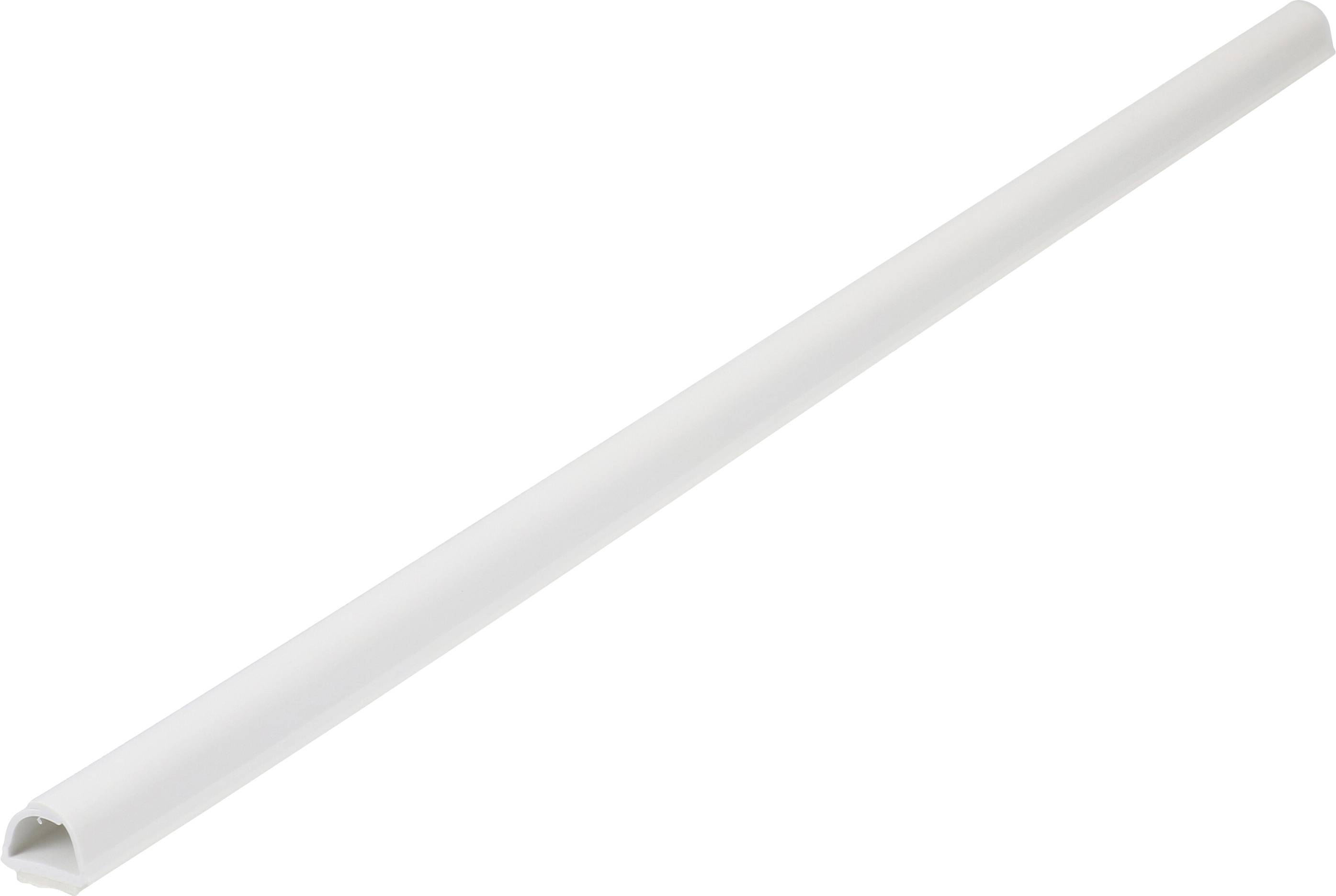 Un long cache-câble en plastique blanc pour organiser et dissimuler les câbles ou les fils, présenté sur un fond neutre.
