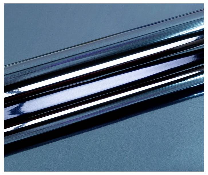 Zwei glänzende metallische Stäbe, parallel zueinander vor einem blauen Hintergrund angebracht, reflektieren Licht.