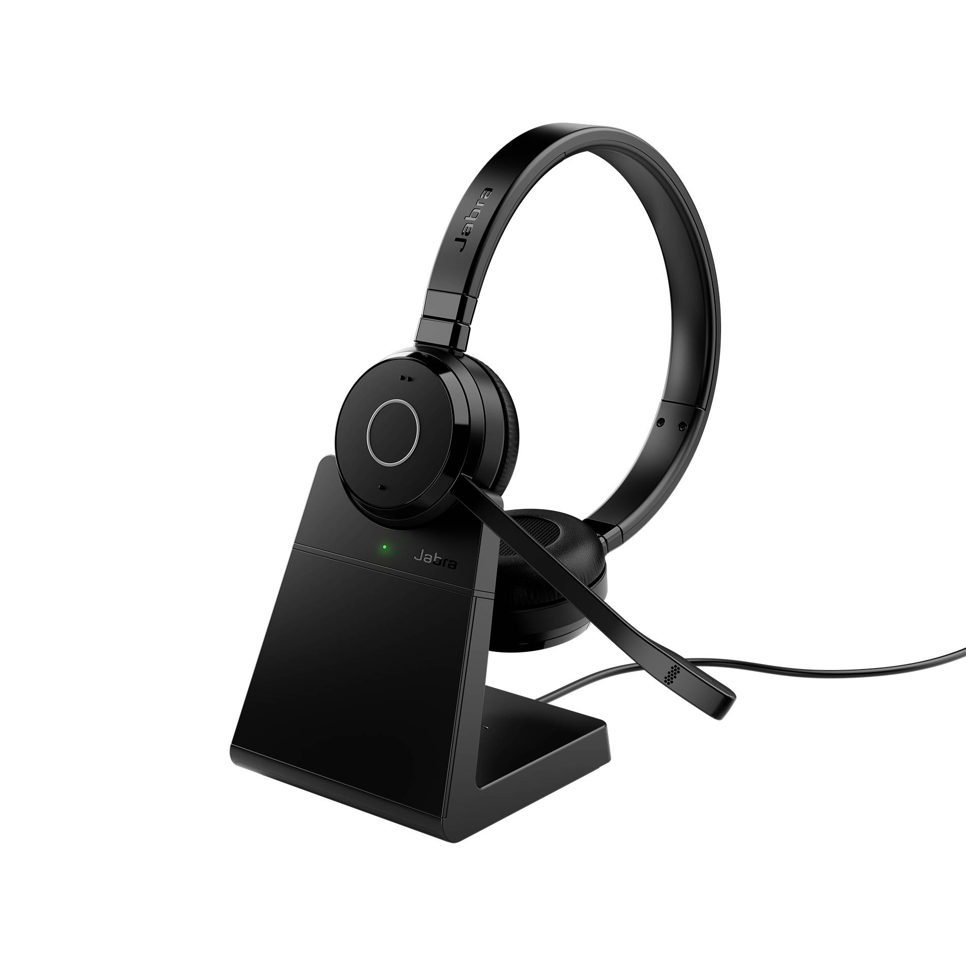 Casque supra-auriculaire Jabra noir reposant sur un socle de charge avec un câble attaché, présenté sur un fond blanc.