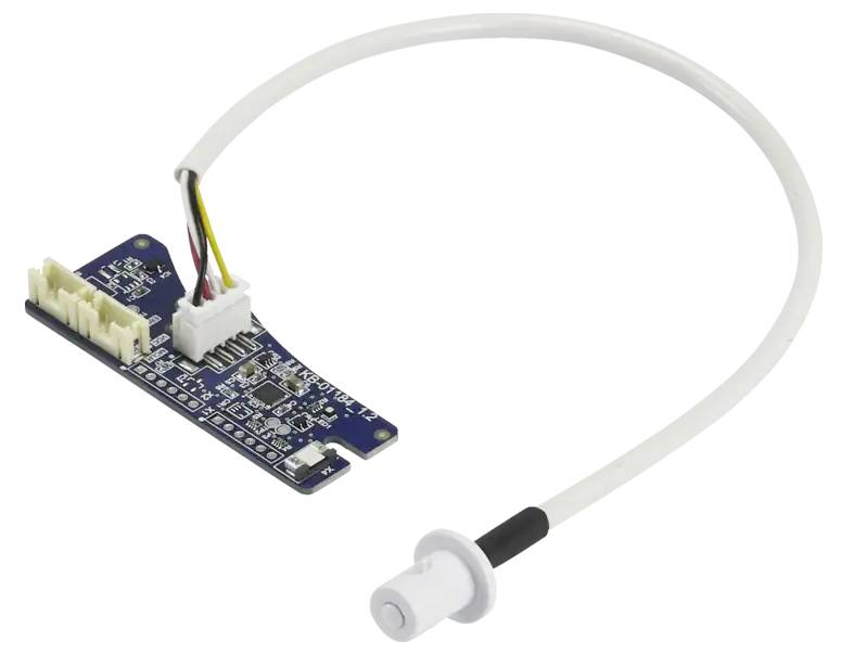 'Gros plan d'un module de capteur de débit numérique avec câble blanc connecté, utilisé pour mesurer le débit de fluide dans les applications électroniques.'