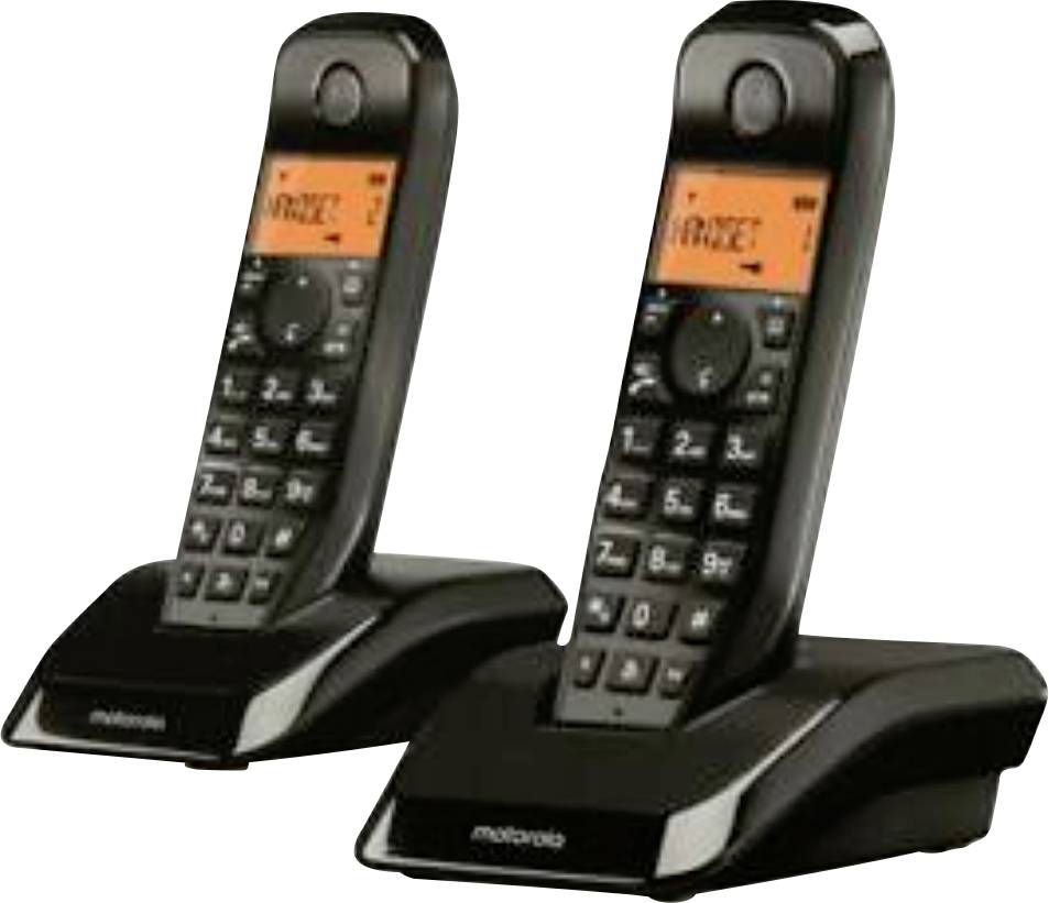 Deux téléphones sans fil noirs avec un écran illuminé en orange, placés côte à côte sur des socles de recharge, affichant le mot « PRINCE ».