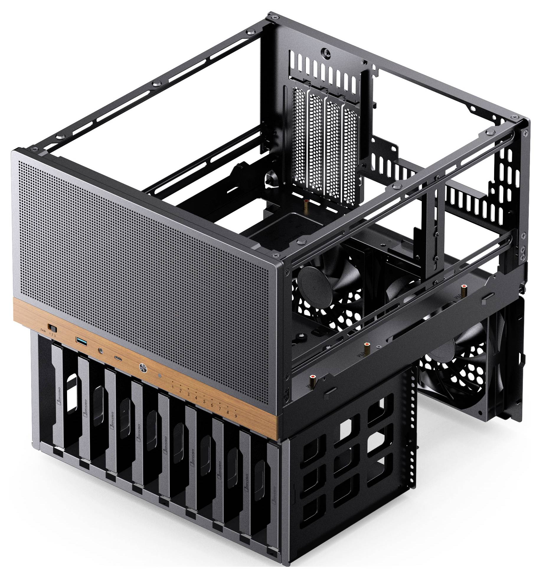 Châssis informatique en métal ouvert avec plusieurs baies de stockage, des trous de ventilation et un panneau frontal équipé de ports USB et de boutons de commande.