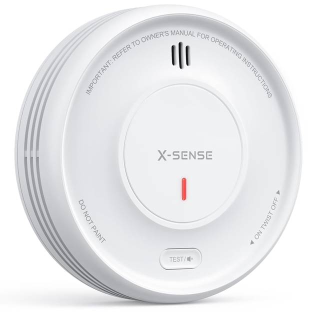 Un détecteur de fumée circulaire X-Sense avec un bouton de test, un voyant indicateur et des inscriptions pour les conseils d'installation.