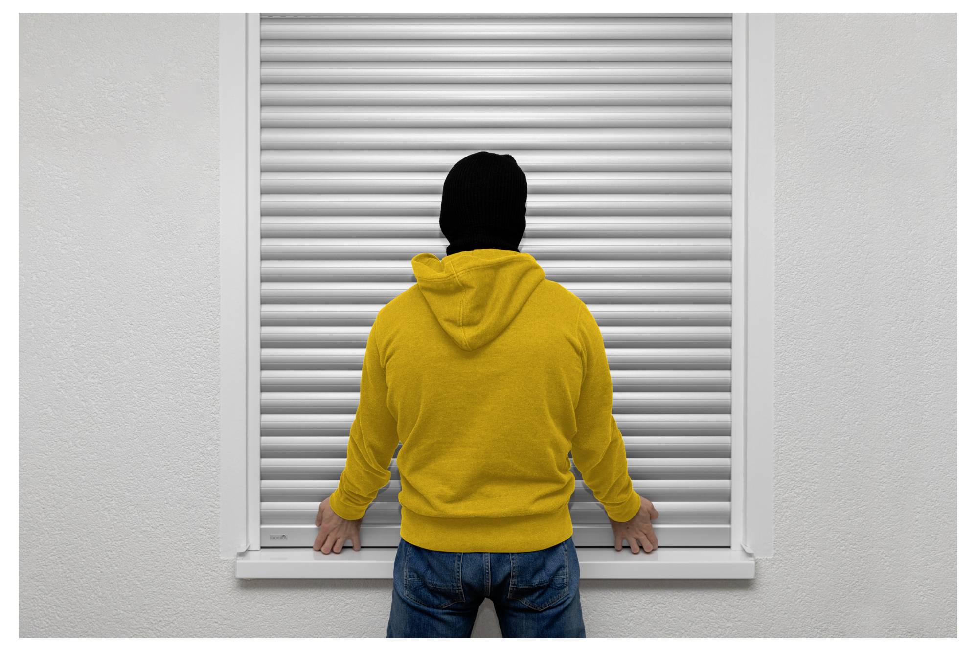 Un gros plan d'un matelas pneumatique avec une valve sombre ouverte pour le gonflage ou le dégonflage, sur un fond texturé de couleur olive-vert foncé.