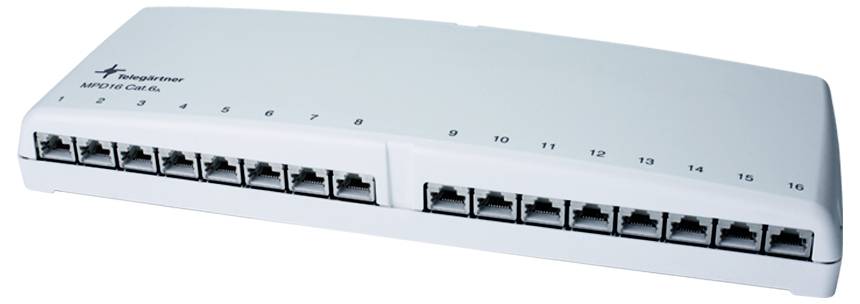 Un commutateur réseau Ethernet blanc à 16 ports, vue en angle, avec des ports numérotés le long de la façade et un petit logo en haut à gauche.
