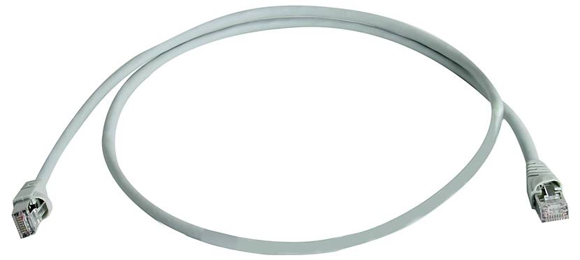 Câble réseau Ethernet gris avec connecteurs RJ45 aux deux extrémités, enroulé sur un fond blanc