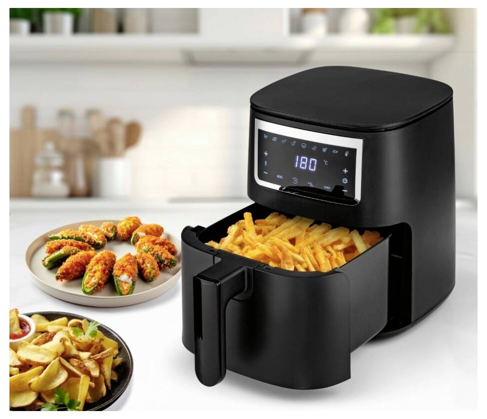 Un friteuse à air chaud noire avec écran numérique réglé à 180 degrés, des frites à l'intérieur du panier. Des assiettes de frites et de collations farcies sont à côté.