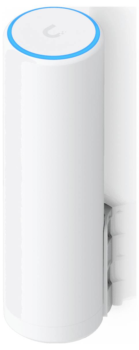 Une personne utilise une perceuse à percussion sans fil de couleur jaune pour faire un trou dans un mur en béton, en portant un gant pour des raisons de sécurité.