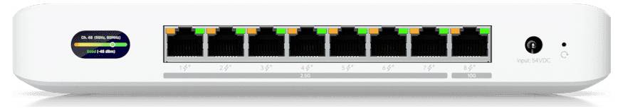 Commutateur réseau avec huit ports Ethernet et des voyants de connectivité, affichant les connexions actives. Bouton d'alimentation sur le côté droit.
