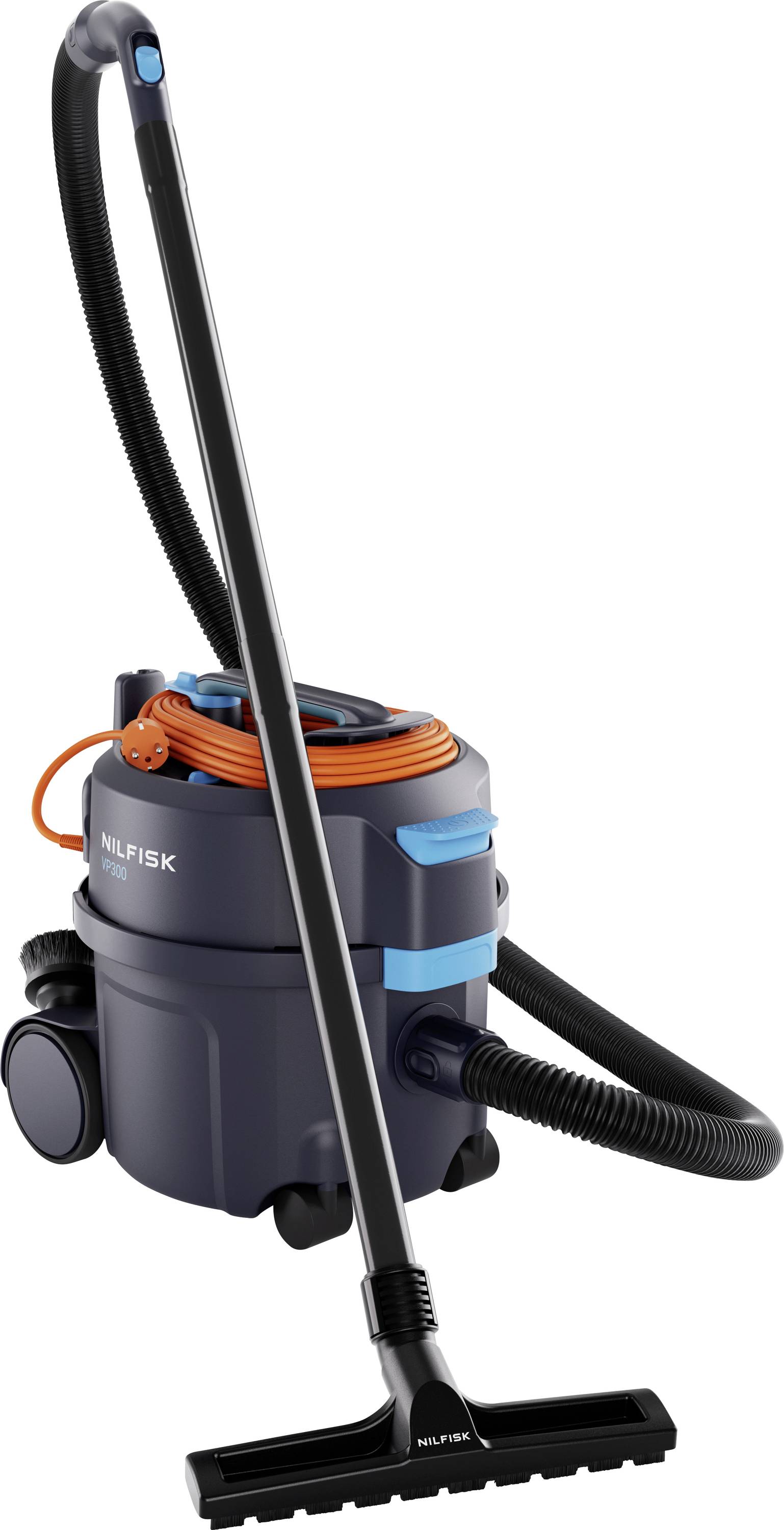Un aspirateur Nilfisk gris et bleu avec une baguette attachée et un tuyau, présentant un cordon orange vif enroulé autour du haut.