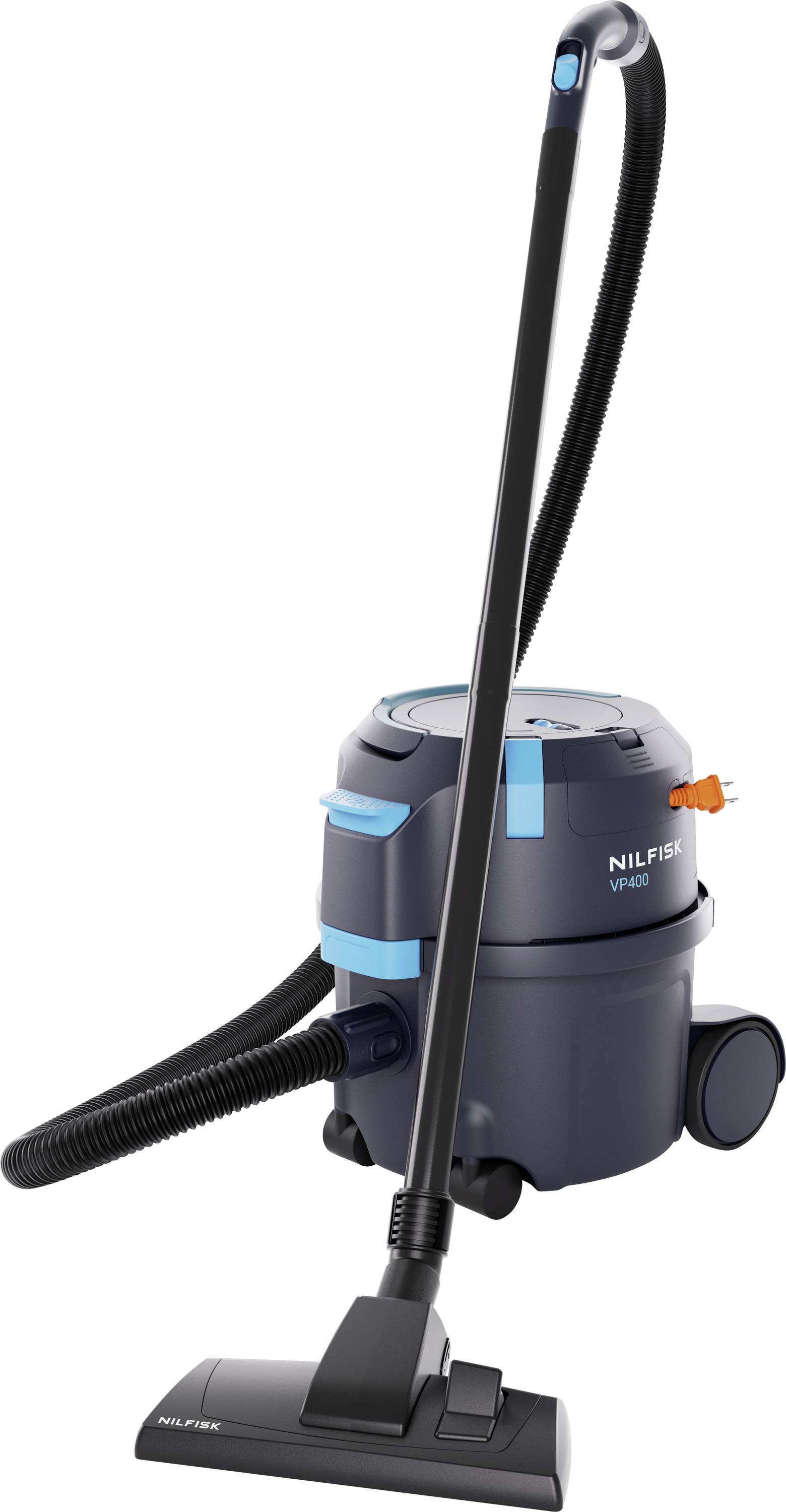 Aspirateur de type canister Nilfisk gris avec un tuyau noir, une poignée et une brosse pour sol attachée sur un fond blanc.