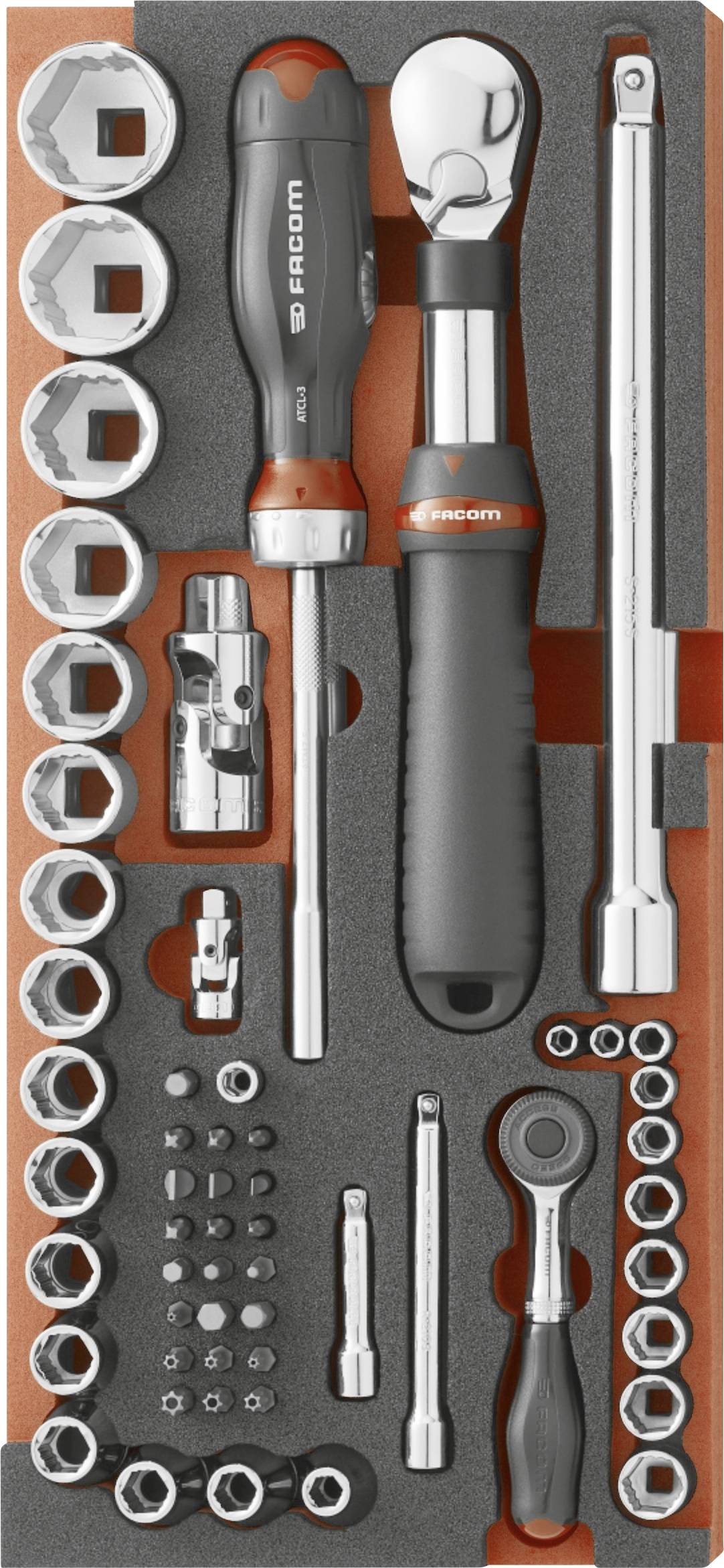 Ensemble d'outils avec poignées à cliquet, barres d'extension, douilles, embouts et adaptateurs organisés dans un coffret moulé.