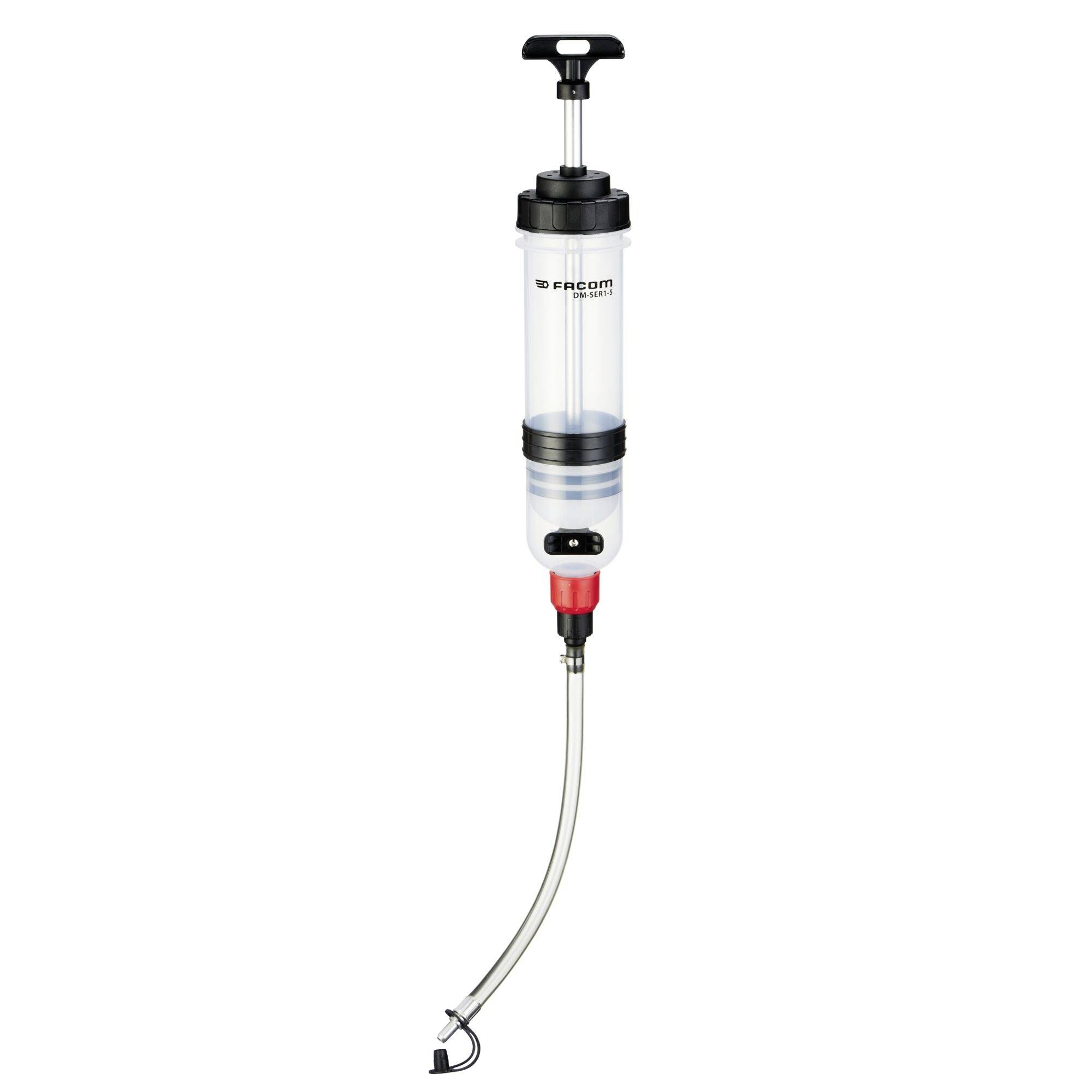 Une seringue en plastique transparent avec un long tube flexible, utilisée pour extraire ou injecter des fluides, présentée sur un fond blanc uni.