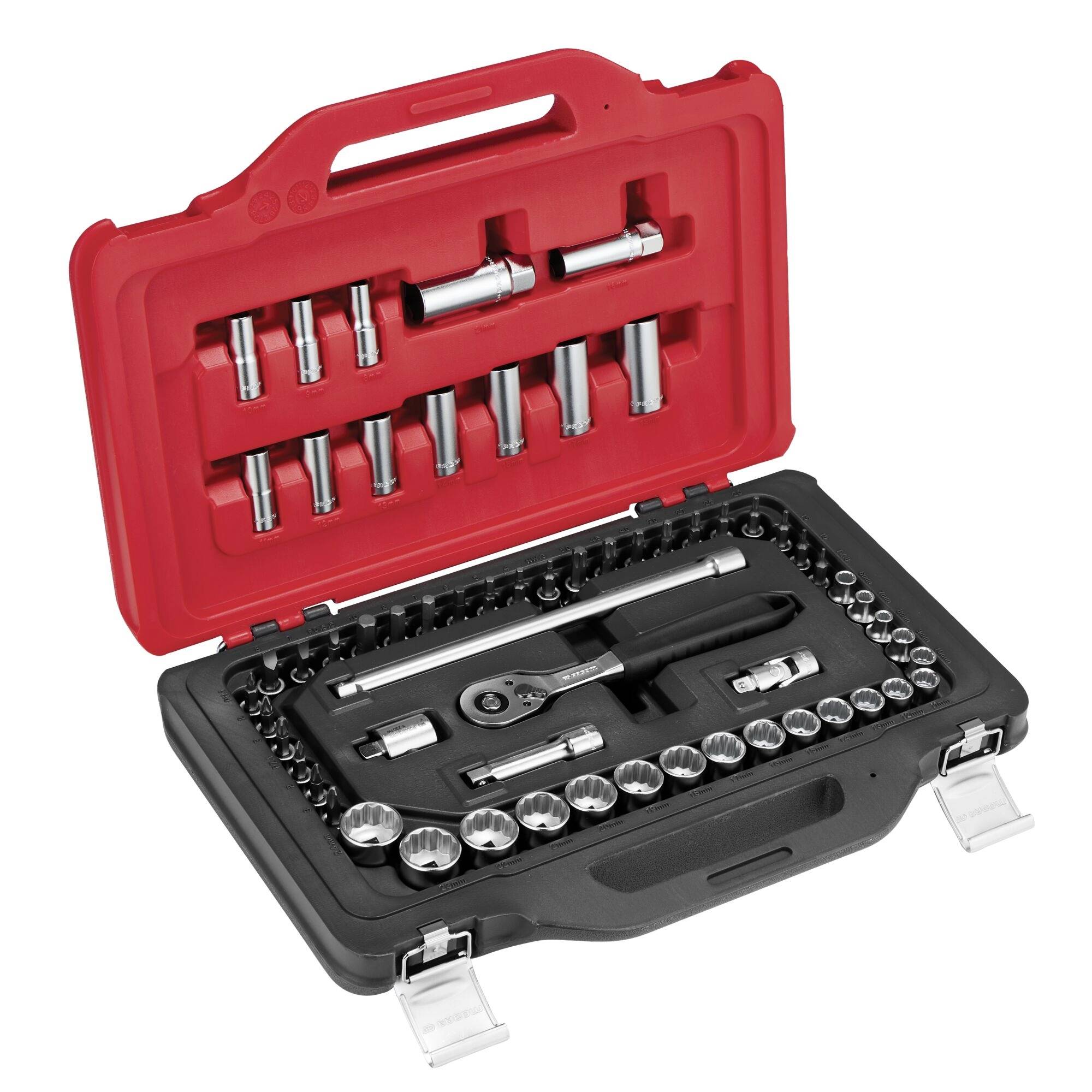 Boîte à outils rouge et noire contenant diverses clés à douille en métal et une clé à cliquet, soigneusement organisées dans un étui moulé avec une poignée de transport.