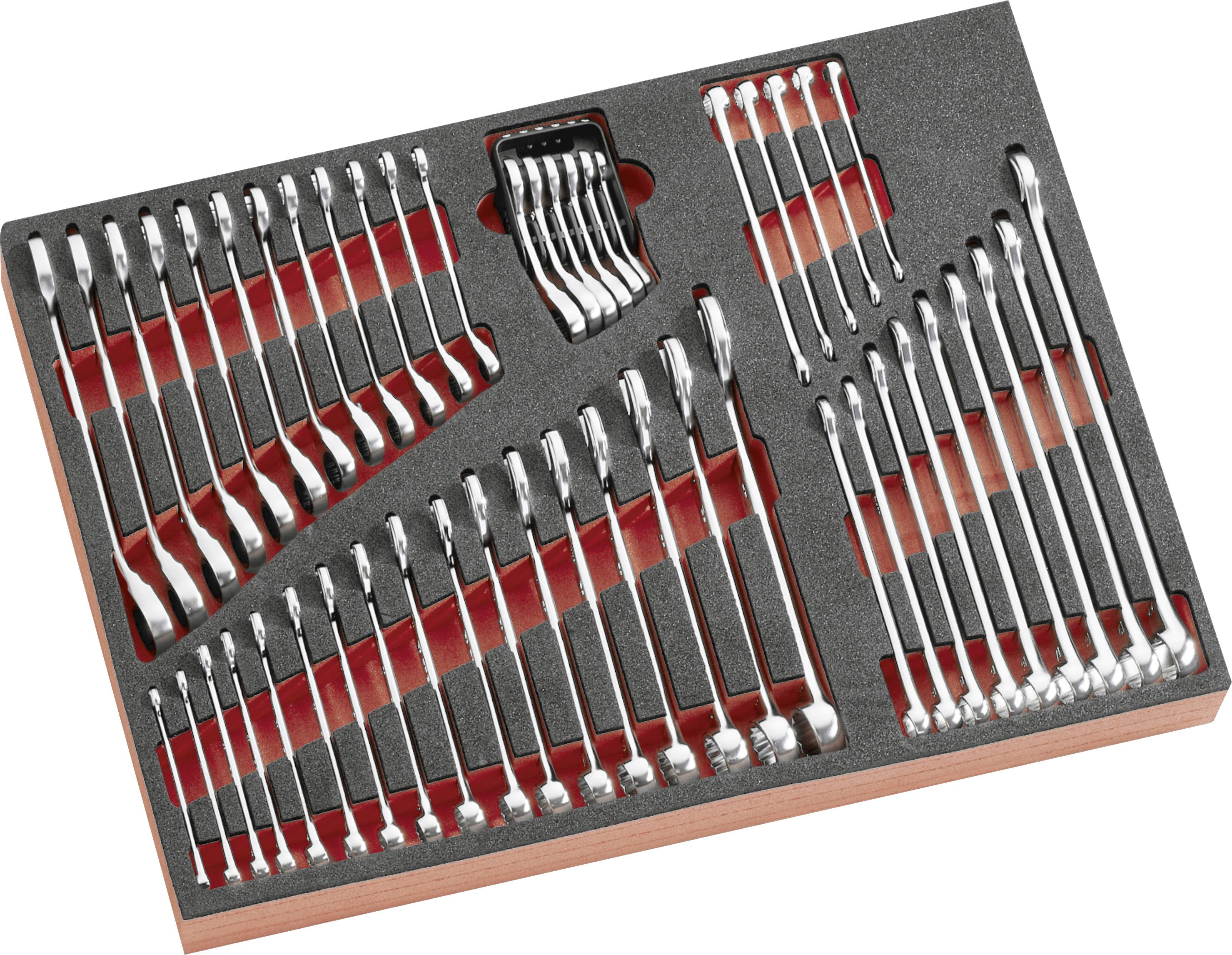 Ensemble de clés à douille organisé et jeu de cliquet dans un plateau à outils en mousse, avec plusieurs tailles arrangées dans des découpes étiquetées.